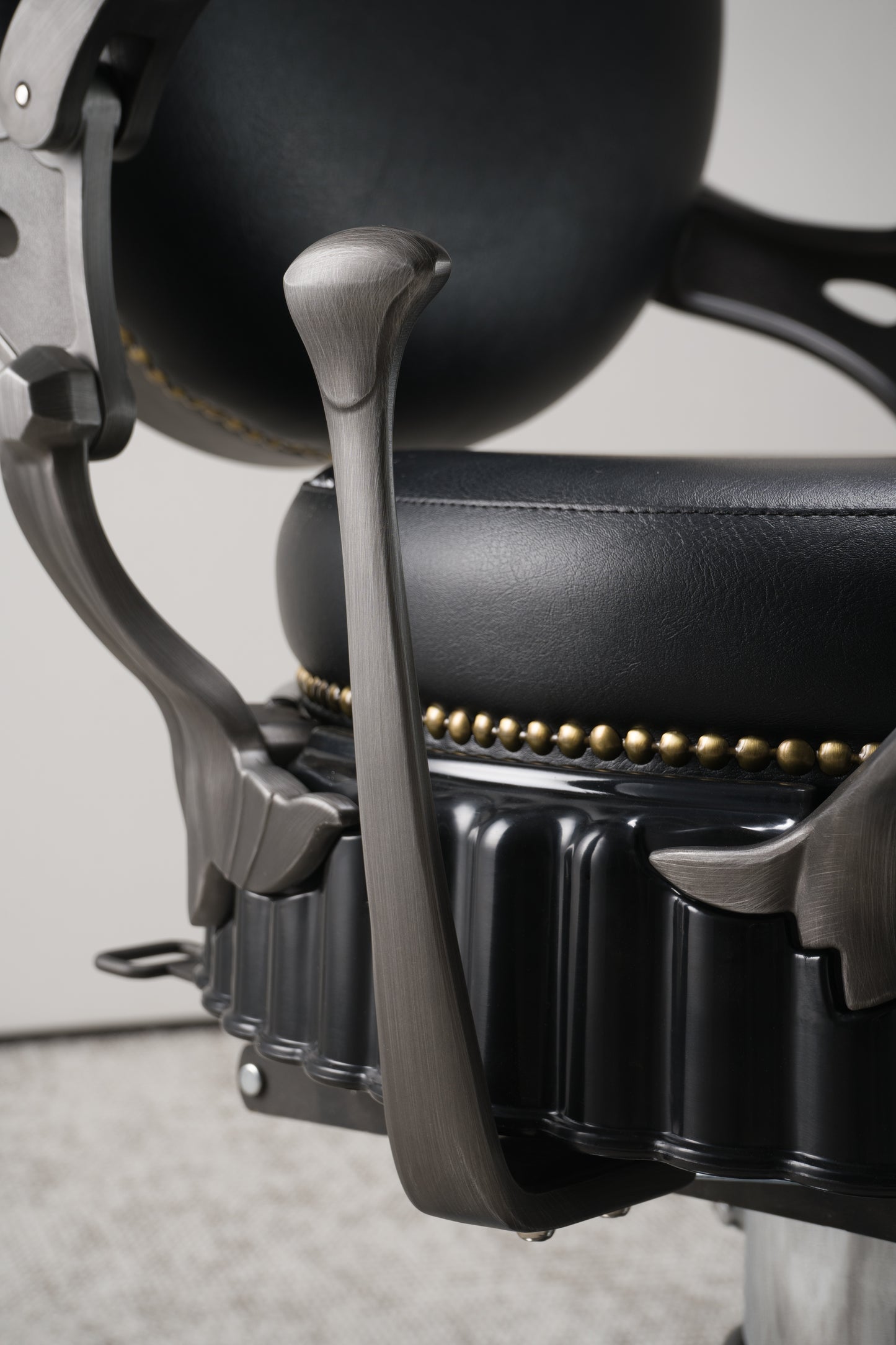 ROKK CREED TITAN BABER CHAIR